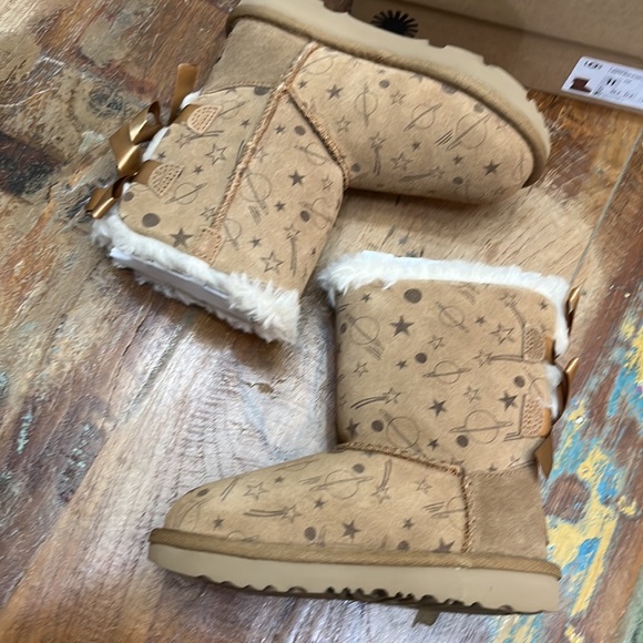 New in Box Ugg Bailey Bow Planetary Boots - Picture 3 of 6